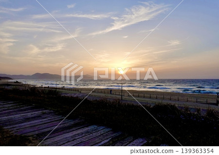 在京都府京丹後市阿彌町濱爪夕日浦海灘的日落小徑上欣賞日落。 在京都府京丹後市阿彌町濱爪夕日浦海灘的日落小徑上欣賞日落。 139363354