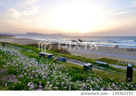 從京都府京丹後市阿彌野町濱爪夕日浦海灘沙灘日落步道的長椅上欣賞日落。 從京都府京丹後市阿彌野町濱爪夕日浦海灘沙灘日落步道的長椅上欣賞日落。 139363355
