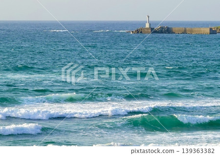 夕日浦海灘:從沙灘上眺望海浪,位於京都府京丹後市阿野町濱爪。 夕日浦海灘:從沙灘上眺望海浪,位於京都府京丹後市阿野町濱爪。 139363382