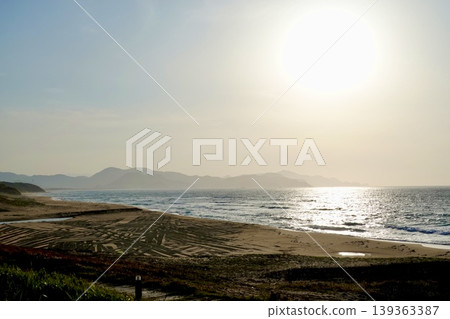 在京都府京丹後市阿彌野町濱爪夕日浦海灘沙灘上欣賞日落 在京都府京丹後市阿彌野町濱爪夕日浦海灘沙灘上欣賞日落 139363387