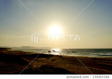 在京都府京丹後市阿彌町濱爪夕日浦海灘的日落小徑上欣賞日落。 139363388