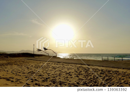 在京都府京丹後市阿彌野町濱爪夕日浦海灘沙灘上欣賞日落 在京都府京丹後市阿彌野町濱爪夕日浦海灘沙灘上欣賞日落 139363392