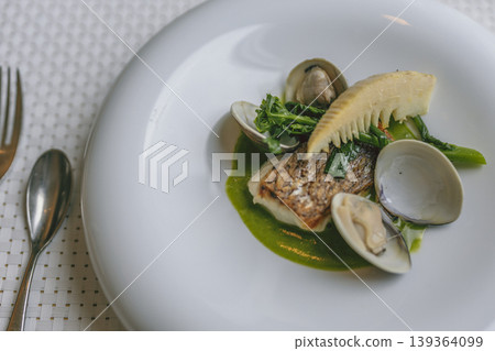 以蛤蜊和鯛魚為特色的春季魚類菜餚套餐。 以蛤蜊和鯛魚為特色的春季魚類菜餚套餐。 139364099