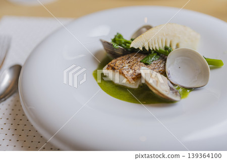A course menu featuring spring fish dishes using clams and sea bream. A course menu featuring spring fish dishes using clams and sea bream. 139364100