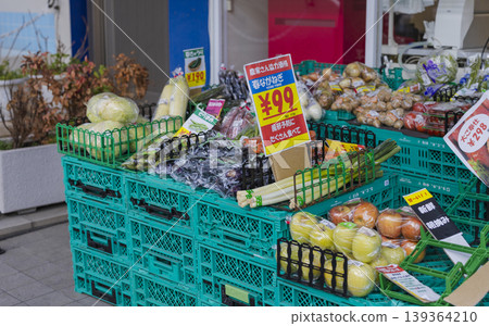 商店門口陳列著特價蔬菜；蔬果店的展示區。 139364210