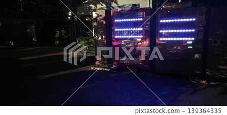 夜幕降臨後的街景,自動販賣機和閃爍的霓虹燈交相輝映。 夜幕降臨後的街景,自動販賣機和閃爍的霓虹燈交相輝映。 139364335
