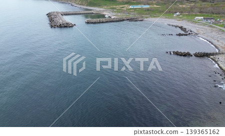 從空中俯瞰北海道石漾市濱松郡別川河口和日本海的自然風光。 從空中俯瞰北海道石漾市濱松郡別川河口和日本海的自然風光。 139365162