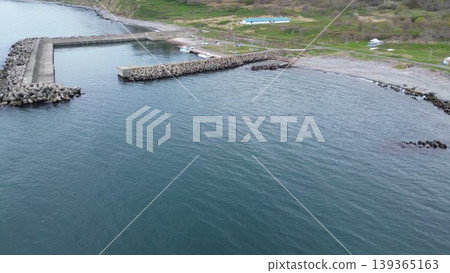 從空中俯瞰北海道石漾市濱松郡別川河口和日本海的自然風光。 從空中俯瞰北海道石漾市濱松郡別川河口和日本海的自然風光。 139365163