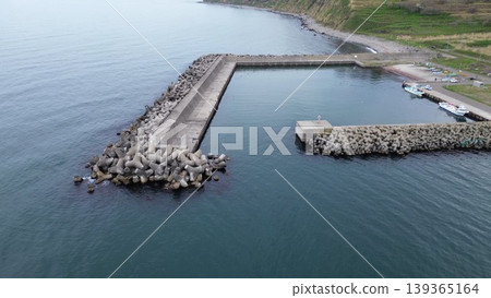 從空中俯瞰北海道石漾市濱松郡別川河口和日本海的自然風光。 從空中俯瞰北海道石漾市濱松郡別川河口和日本海的自然風光。 139365164