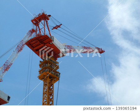 藍天下,建築工地上的塔式起重機。 藍天下,建築工地上的塔式起重機。 139365194