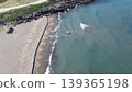 從空中俯瞰北海道石漾市濱松毘沙別川河口和日本海的自然風光。 139365198