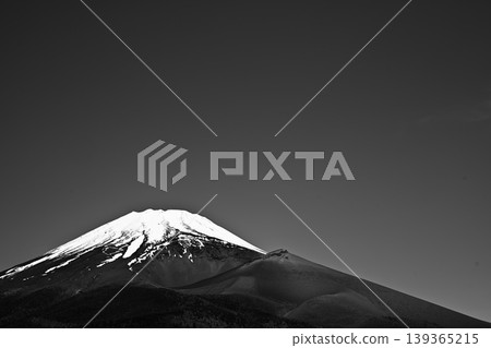 富士山(晴朗天氣),左對齊,3 格佈局,留白,單色,1 億像素。 富士山(晴朗天氣),左對齊,3 格佈局,留白,單色,1 億像素。 139365215