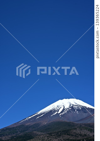 富士山(晴朗天氣),右對齊,三部分佈局,留白,1 億像素。 富士山(晴朗天氣),右對齊,三部分佈局,留白,1 億像素。 139365224