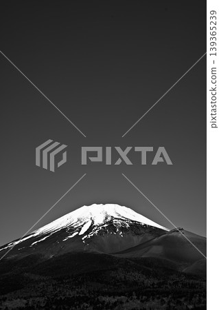 富士山(晴空),中心,三部分佈局,留白,單色,1億像素。 富士山(晴空),中心,三部分佈局,留白,單色,1億像素。 139365239