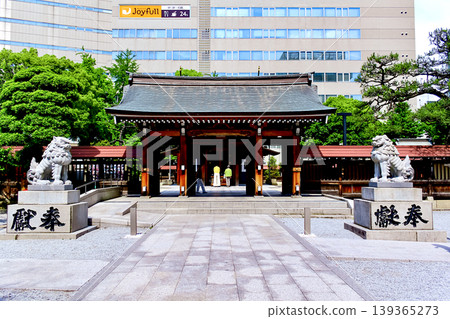 [Fukuoka] Tenjin in early summer: The main gate of Kego Shrine surrounded by commercial buildings 139365273