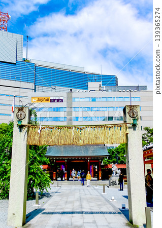 【福岡】天神初夏:被商業建築環繞的華吾神社 【福岡】天神初夏:被商業建築環繞的華吾神社 139365274