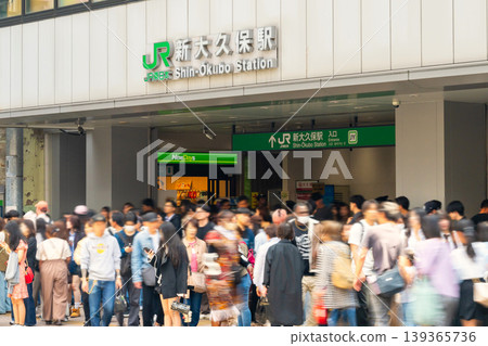 東京 - 擁擠的JR新大久保站 139365736