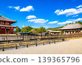 奈良興福寺廣場和歷史悠久的寺廟景觀：藍天夕陽下的旅遊景點。 139365796