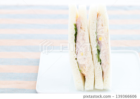 美味的火腿、鮪魚和生菜三明治 美味的火腿、鮪魚和生菜三明治 139366606