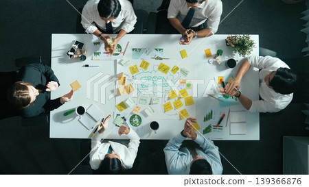 Time lapse of team work together to brainstorm environmental idea. Alimentation. 139366876