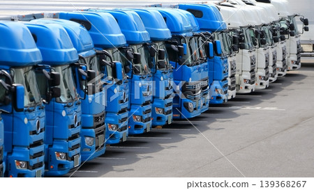排隊的卡車圖像 排隊的卡車圖像 139368267