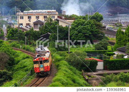 紀西本線的特快列車「伊勢路號」會經過太平洋沿岸一個古色古香的小鎮。 紀西本線的特快列車「伊勢路號」會經過太平洋沿岸一個古色古香的小鎮。 139368961