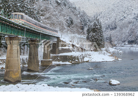 高山本線列車飛馳過冰封的第13號宮川橋,揚起陣陣雪花。 高山本線列車飛馳過冰封的第13號宮川橋,揚起陣陣雪花。 139368962