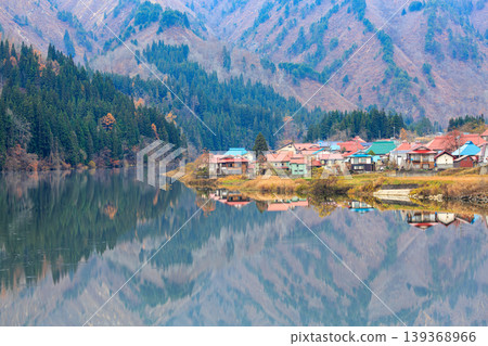 The deepening autumn colors envelop the Taishi settlement, with its rows of colorful roofs. 139368966