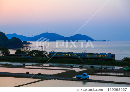 The Obama Line runs through rice paddies where rice planting is imminent, with the twilight over Wakasa Bay as a backdrop. The Obama Line runs through rice paddies where rice planting is imminent, with the twilight over Wakasa Bay as a backdrop. 139368967
