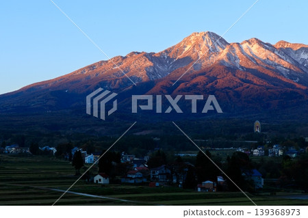 妙高山，山頂沐浴在晨曦之中，山腳下的城鎮也漸漸步入清晨。 139368973