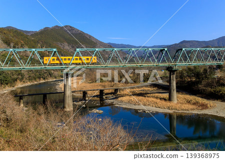 冬季，淀線的柴油車組駛過四萬十川，俯瞰第一座三島潛航橋。 139368975