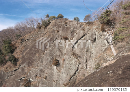 岩殿山和千後落懸崖。位於山梨縣大槻市,可欣賞壯觀的巍峨陡峭的岩壁以及與武田氏相關的歷史遺跡。 岩殿山和千後落懸崖。位於山梨縣大槻市,可欣賞壯觀的巍峨陡峭的岩壁以及與武田氏相關的歷史遺跡。 139370185