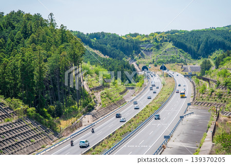 Springtime on the expressway: Shin-Meishin Expressway, Komono IC to Suzuka PA Smart IC, north side of Yokkaichi Tunnel 139370205