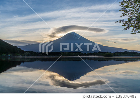 Mt. Fuji reflected in Lake Tanuki at dawn and clouds floating in the sky 139370492