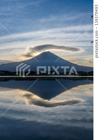 黎明時分，富士山映照在狸湖中，天空中漂浮著雲朵 139370493