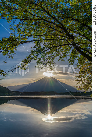 春天，富士山的鑽石倒映在狸湖中。 139370563