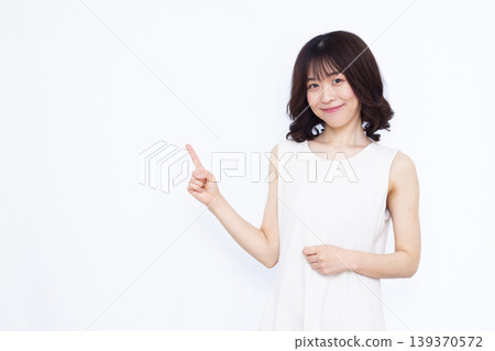 woman pointing finger woman pointing finger 139370572