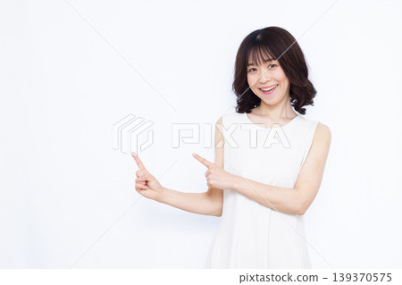 指著手指的女人 139370575
