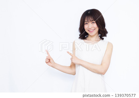 指著手指的女人 139370577