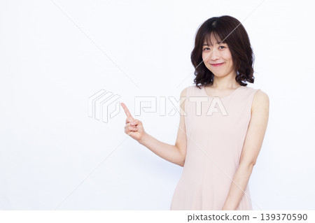 woman pointing finger woman pointing finger 139370590