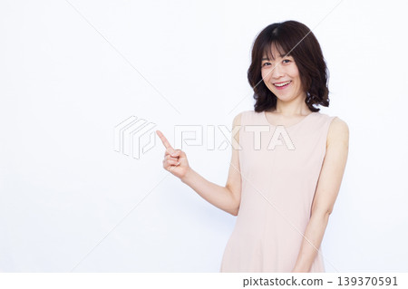 woman pointing finger woman pointing finger 139370591