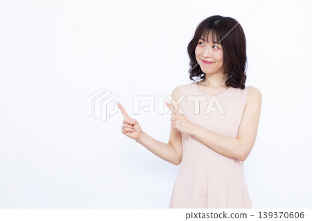 指著手指的女人 139370606