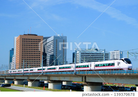 春末，一列 E657 系列列車駛過玉川，沐浴在絢麗的春日天空下。 139370678