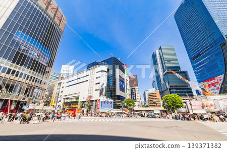 Shibuya Scramble Crossing during Golden Week (wide view) Shibuya Scramble Crossing during Golden Week (wide view) 139371382
