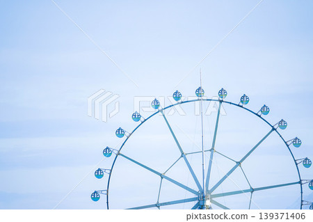 A simple background and a Ferris wheel scene. 139371406