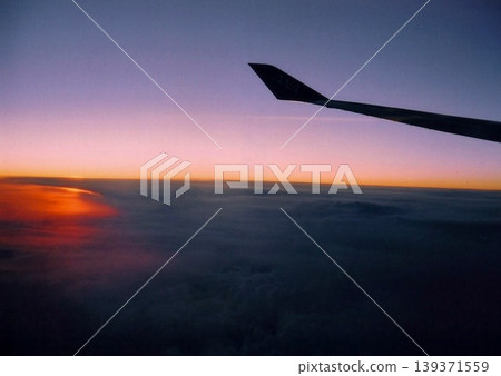 從戴高樂機場飛往成田機場的航班上 從戴高樂機場飛往成田機場的航班上 139371559