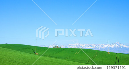 A refreshing blue sky and scenery typical of early summer in Hokkaido that makes you want to take a deep breath. A refreshing blue sky and scenery typical of early summer in Hokkaido that makes you want to take a deep breath. 139371591