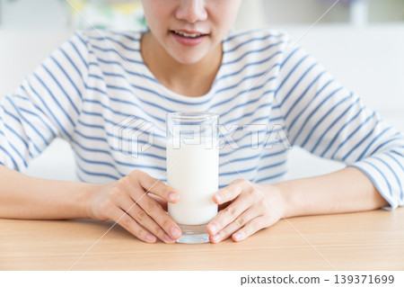 一位年輕的女士喝牛奶 一位年輕的女士喝牛奶 139371699