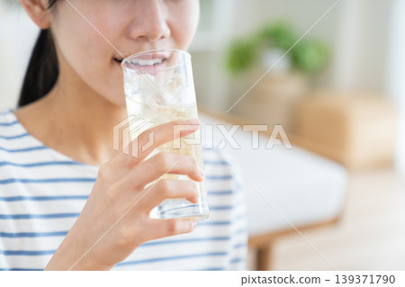 喝高球的小姐 喝高球的小姐 139371790