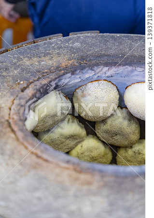 古代方法:在陶牆上用金箔和黑胡椒片燒製 古代方法:在陶牆上用金箔和黑胡椒片燒製 139371818